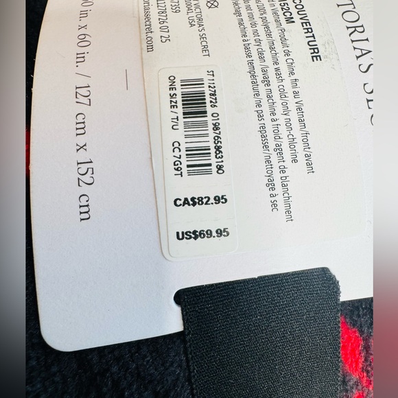 Victoria's Secret Black and Red Plaid Cozy Plush Fleece Throw Blanket NWT - Picture 7 of 7